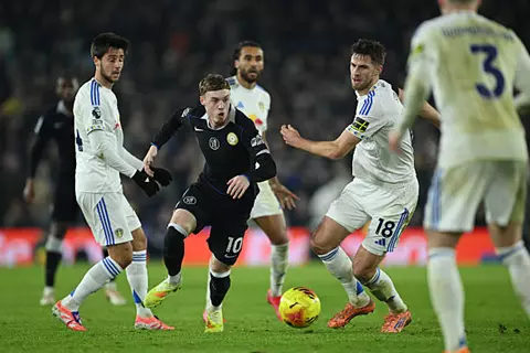 الهزيمة الأولى منذ 40 يوما.. تشيلسي يسقط أمام ليدز في ليلة عودة بالمر